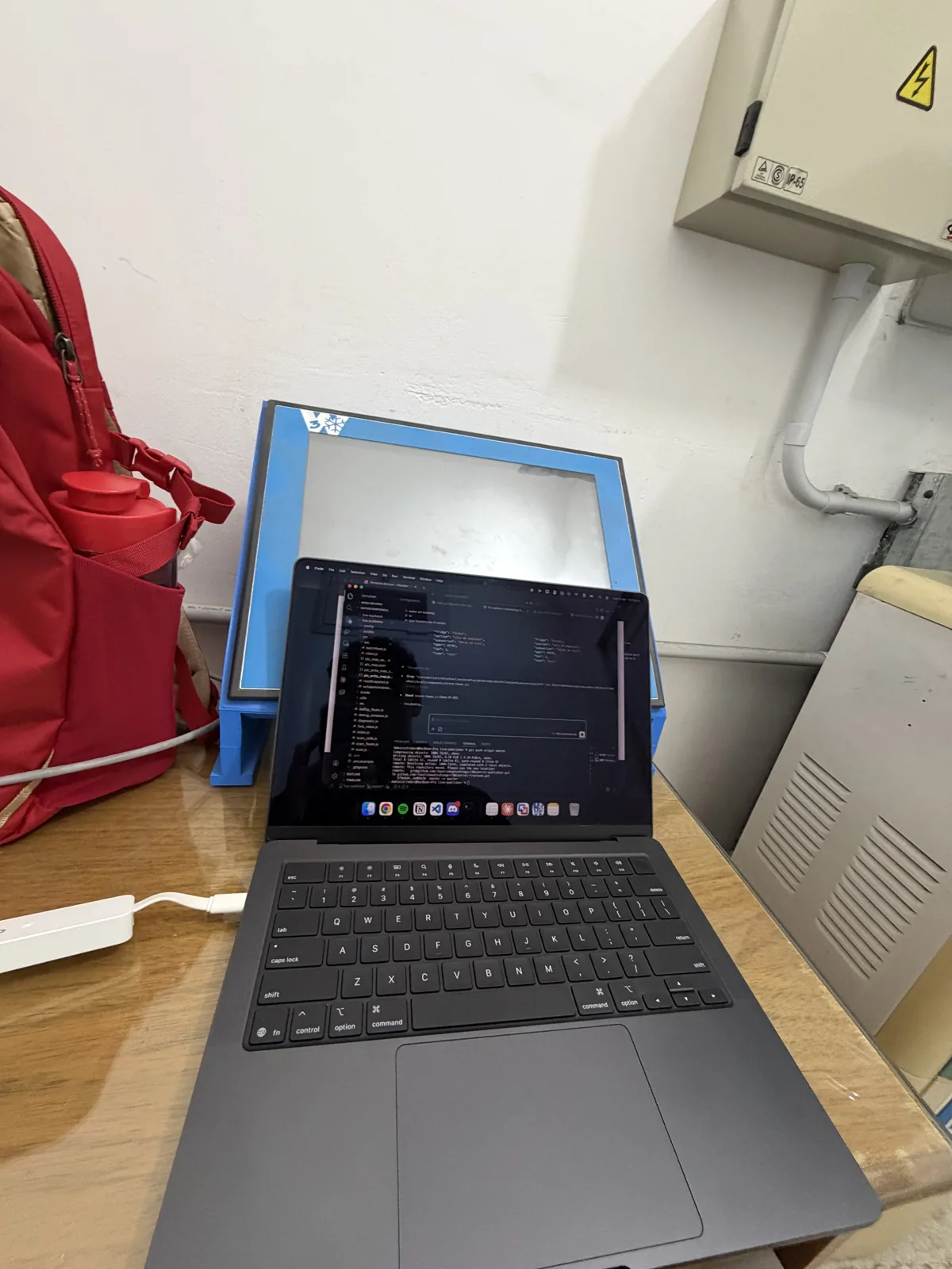 Computadora y pantalla industrial en un puesto de trabajo en planta.