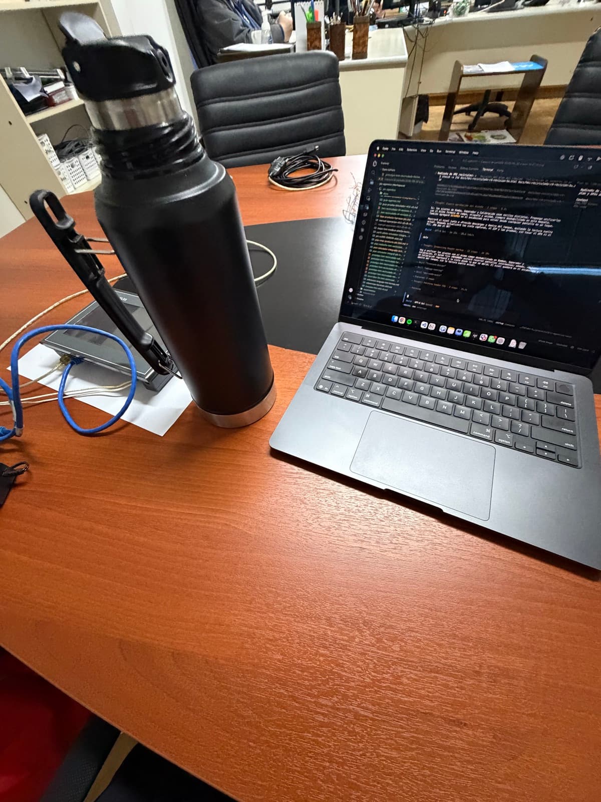 Computadora con código abierto sobre una mesa de trabajo en las oficinas de 3W.