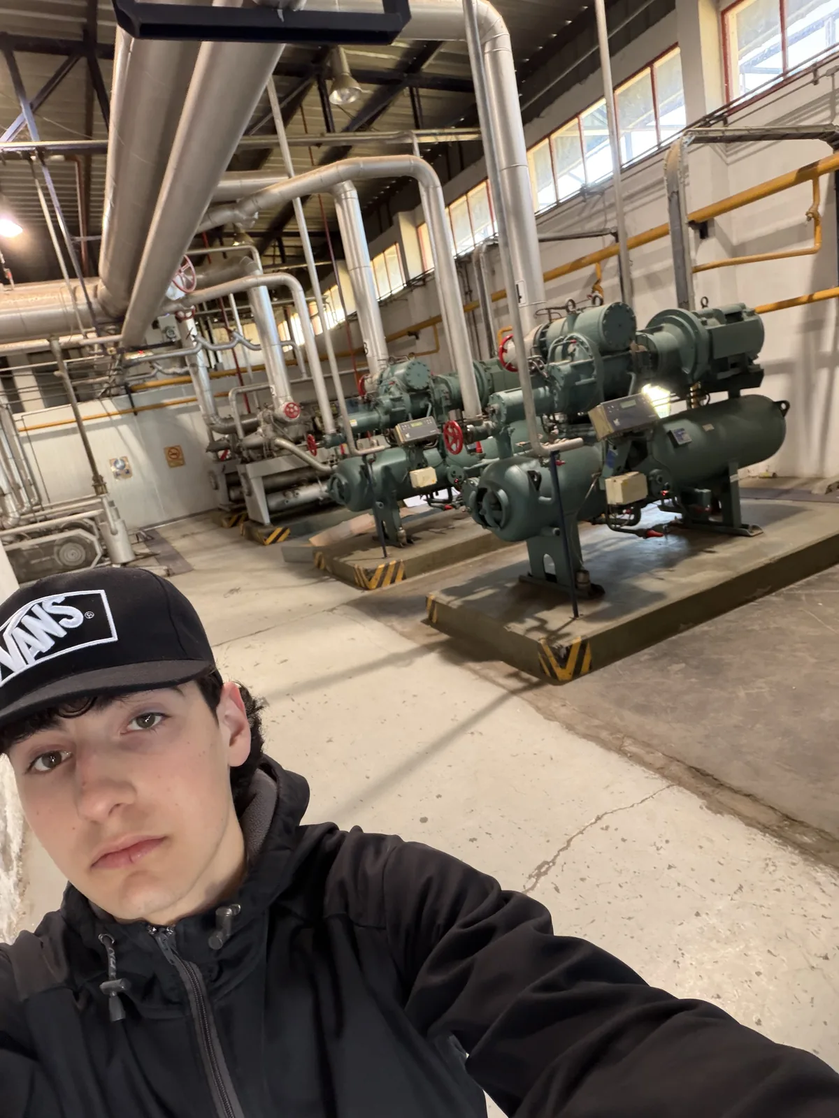 Faustino en una sala de equipos de refrigeración durante el trabajo para 3W.