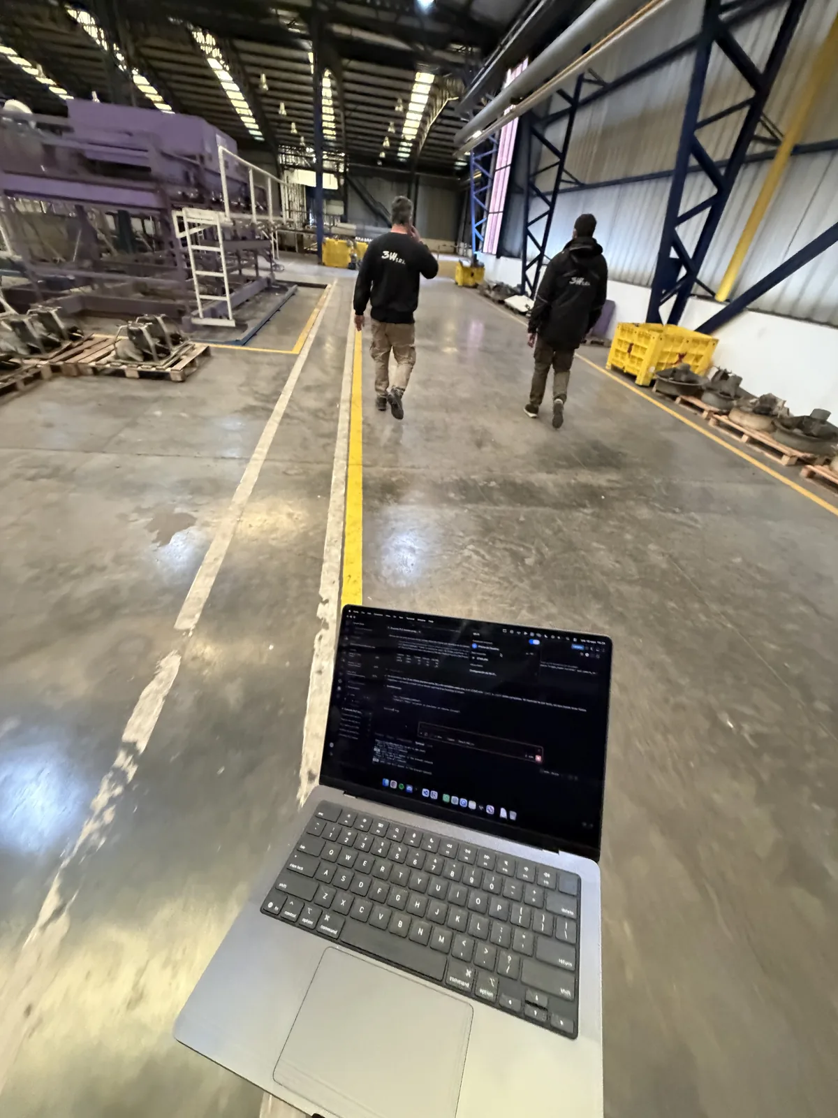 Recorrido por una instalación junto a personal de 3W, con una computadora de trabajo.